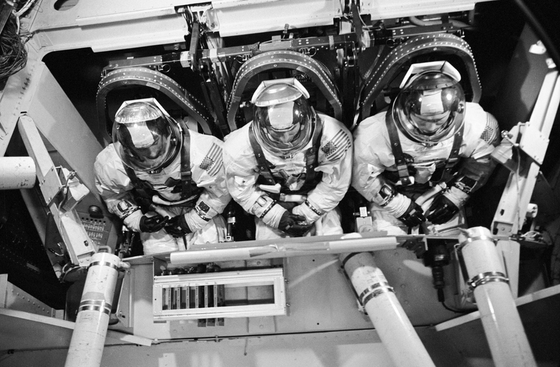 La tripulación de Apollo 8 durante pruebas previas al vuelo. Fuente: NASA.