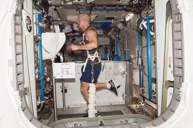 Monitoreo biomédico de un astronauta a bordo de la Estación Espacial Internacional. Fuente: NASA.