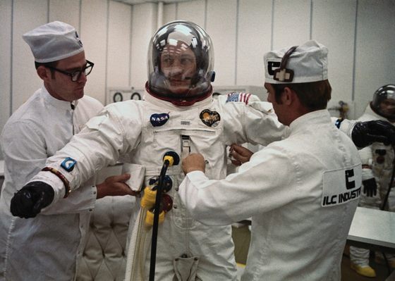 Preparación y verificación de un traje espacial antes de una misión. Fuente: Spacelabs Healthcare.