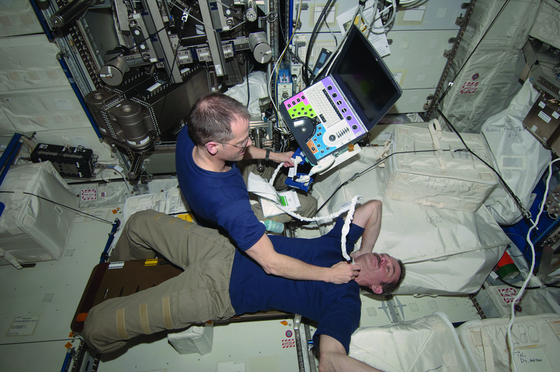 Chris Hadfield realiza una exploración médica mediante ultrasonido a bordo de la Estación Espacial Internacional. Fuente: Escudo Digital.