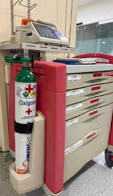 Carro de emergencias con cilindro de oxígeno y monitor respiratorio. Imagen del autor