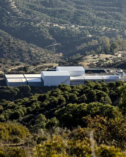 Figura 4. Reactor HTR-PM, considerado el primer reactor de IV generación. Fue puesto en marcha en diciembre del 2023. Pertenece a la central nuclear de Shidaowan, ubicada en la Bahía de Shidao, China. Fuentes: REUTERS (vía Forbes México).