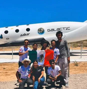 Antonio y equipo de Cosmoblastos en Spaceport America Cup 2024.