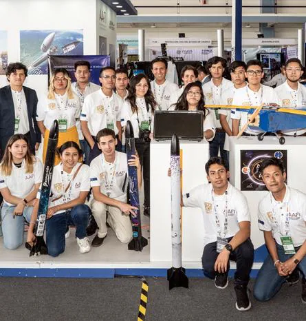 Antonio y equipo de AAFI en FAMEX 2023.