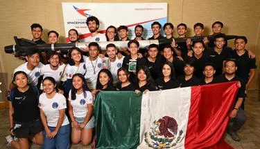 Antonio y equipo de AAFI en Spaceport America Cup 2024.