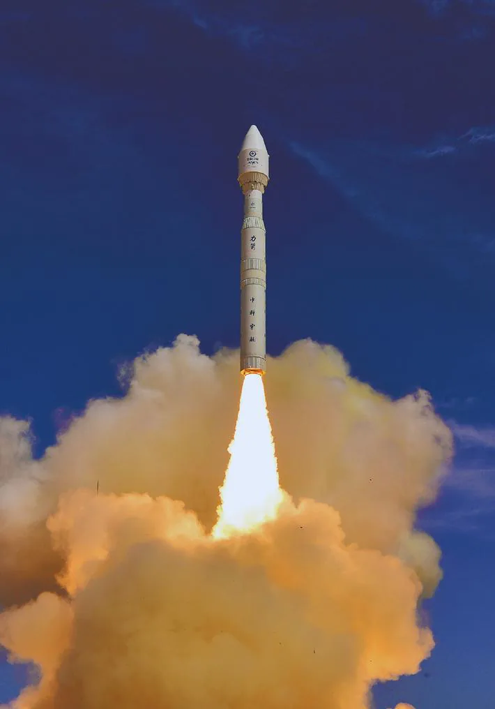 Kinetica-1 (Lijian-1) elevando vuelo desde el Centro de Lanzamientos de Jiuquan el 19 de agosto de 2025, con los satélites mexicanos ThumbSat-1 y ThumbSat-2 a bordo. — Fotografía: Wang Jiangbo / China Daily.