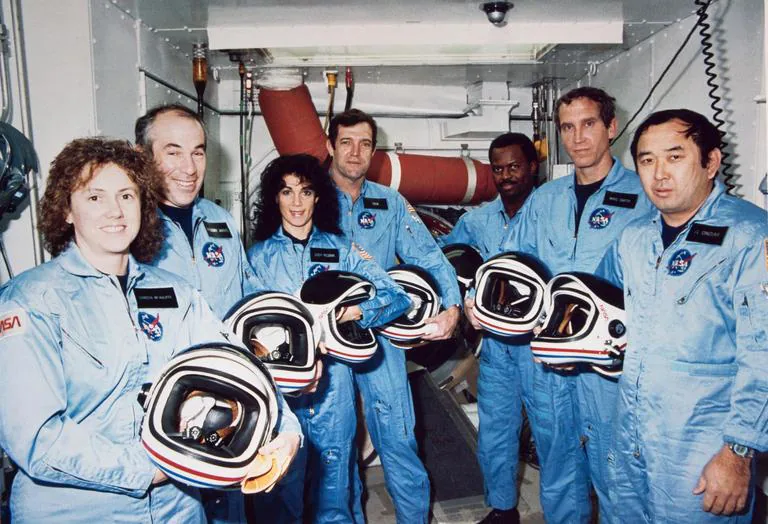 Figura 12. Fotografía de los 7 tripulantes del Challenger. De izquierda a derecha: Sharon Christa McAuliffe, Gregory Jarvis, Judith A. Resnik, Francis R. (Dick) Scobee, Ronald E. McNair, Mike J. Smith, y Ellison S. Onizuka. (9 de enero de 1986). Obtenido de: National Aeronautics and Space Administration (NASA).