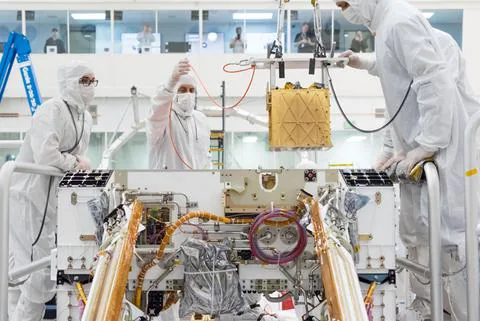 Figura 3. Nanosatélite mexicano GXIBA-1 previo a su lanzamiento. Obtenido de: Poblanerías (2025).