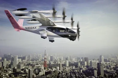 Prototipo eVTOL en vuelo de demostración sobre una ciudad.
