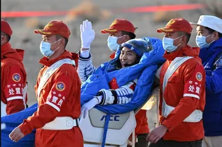 Tripulación de la misión china durante su regreso a la Tierra.