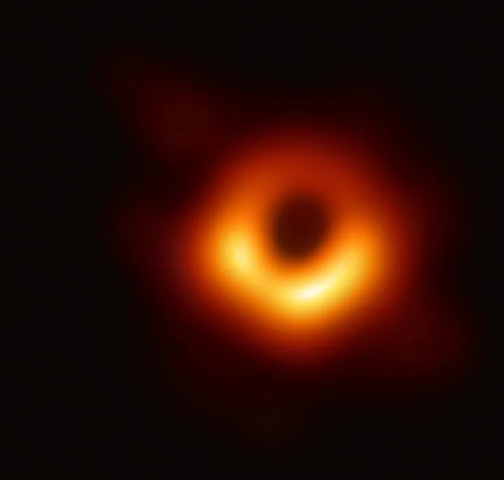 M87* (Messier 87), agujero negro supermasivo observado por el Event Horizon Telescope Collaboration et al.; el anillo es emisión de gas caliente y la zona oscura central corresponde a la sombra proyectada por el horizonte de eventos.