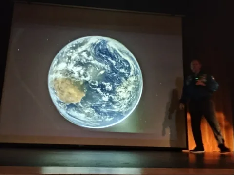 Barry “Butch” Wilmore durante la conferencia magistral en Universum.